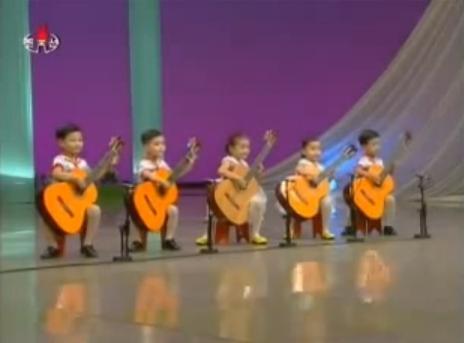 Nu au &icirc;nvăţat &icirc;ncă să vobească bine dar dau lecţii de chitară. Ei sunt copiii minune!