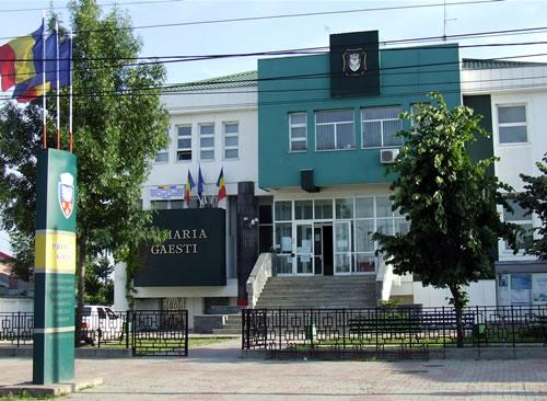 Se &icirc;nt&acirc;mplă &icirc;n Rom&acirc;nia! Primarul din Găeşti vrea lift &icirc;n primăria cu un singur... etaj!