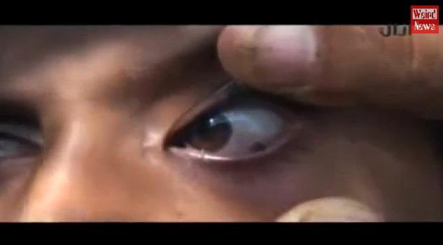 VIDEO! O fetiță pl&acirc;nge cu pietre &icirc;n loc de lacrimi