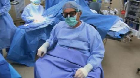El este cel mai tare chirurg din lume! În ce mod îşi operează pacienţii!