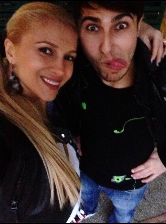 El o ajută pe Lora să lanseze melodii!