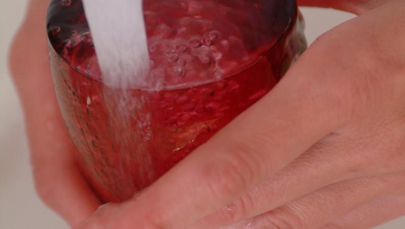 EXPERIMENTUL UNEI BLONDE: Un pahar de plastic plin cu apă nu arde