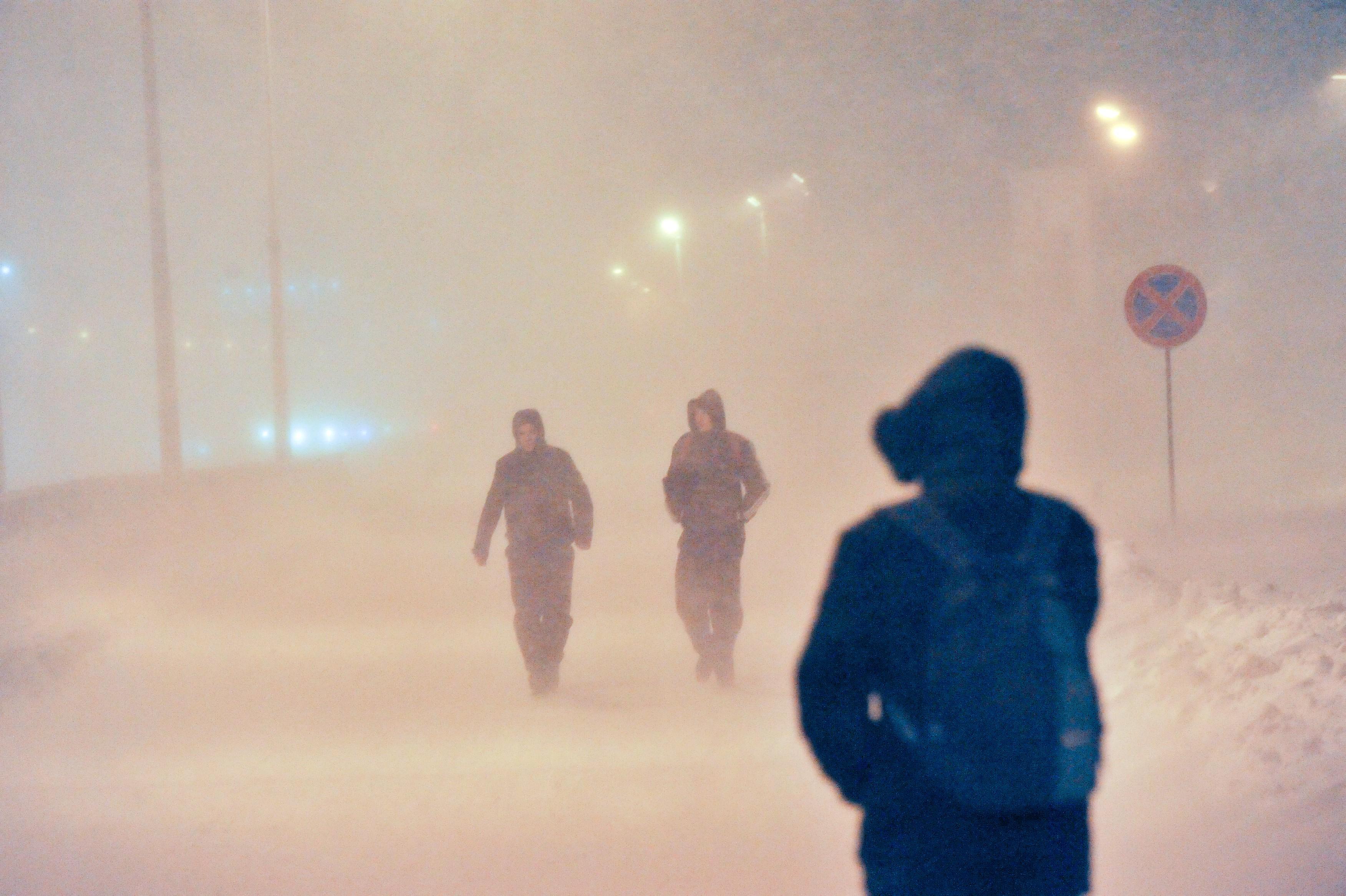 O femeie gravidă şi soţul ei s-au rătăcit prin nămeţi, &icirc;n judeţul Constanţa