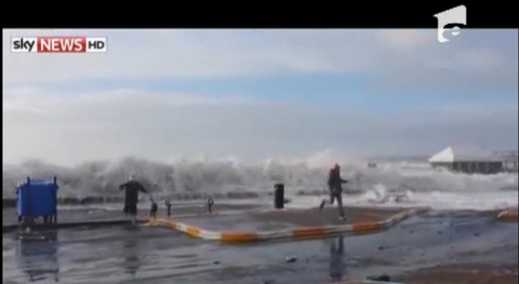 Plimbare pe faleză, &icirc;ntreruptă brusc de un val uriaş