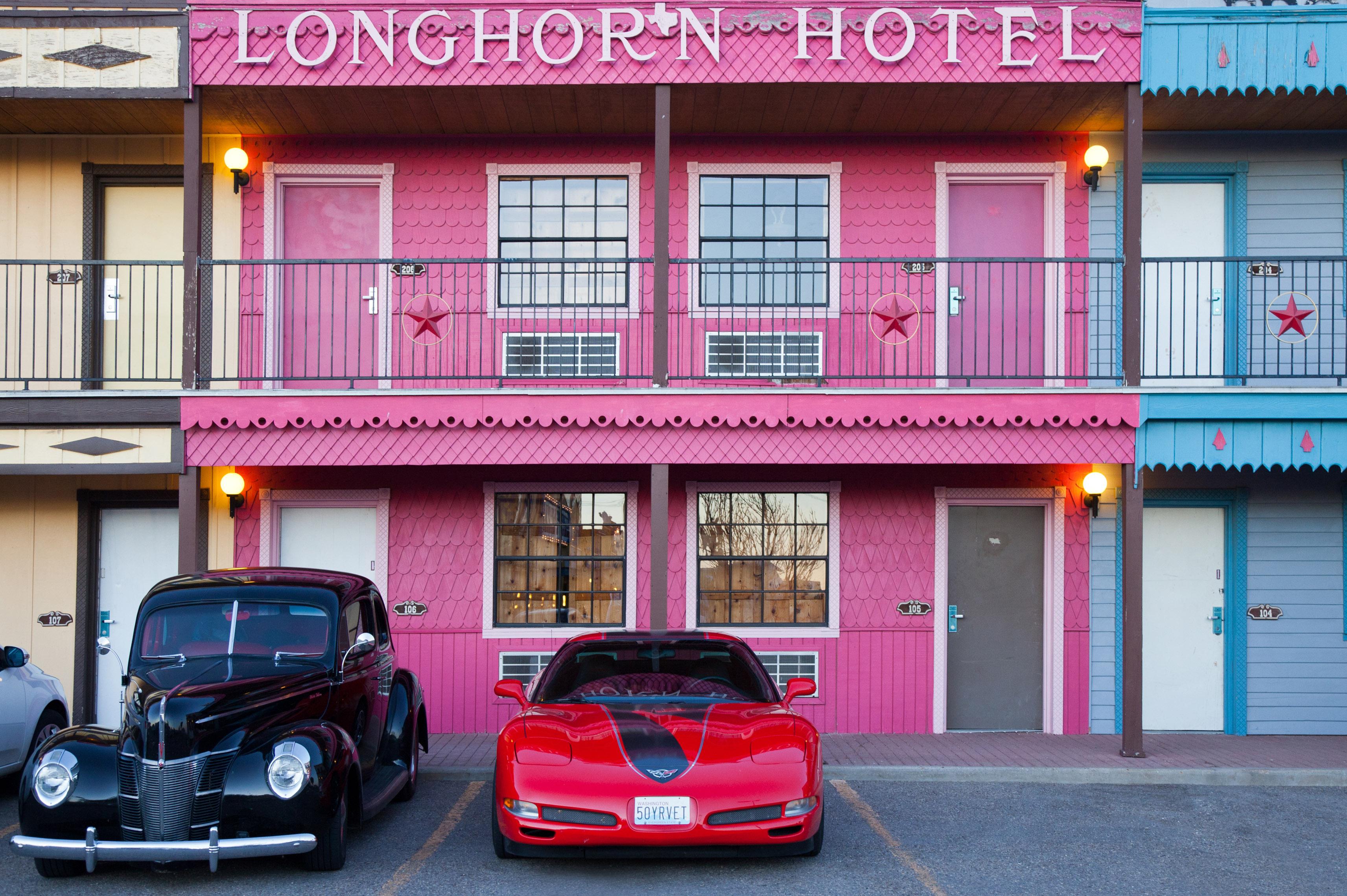 Zeci de maşini de epocă şi motociclete conduse de celebrităţi, scoase la licitaţie