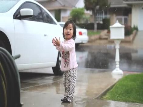ADORABILĂ! Reacția unei fetițe, când vede prima ploaie din viața ei! (VIDEO)