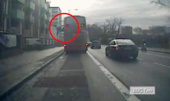 IMAGINI ȘOCANTE &icirc;ntr-un autobuz din Londra! Ceartă cu final neașteptat! (VIDEO)