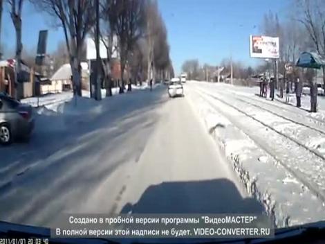 Neatent sa fii, noroc să ai! L-a lovit tramvaiul, dar a supraviețuit miraculos! (VIDEO)