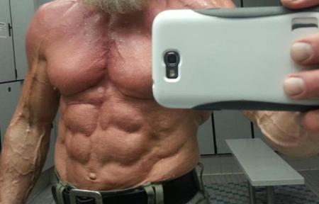 Foto! Cel mai sexy... tataie!