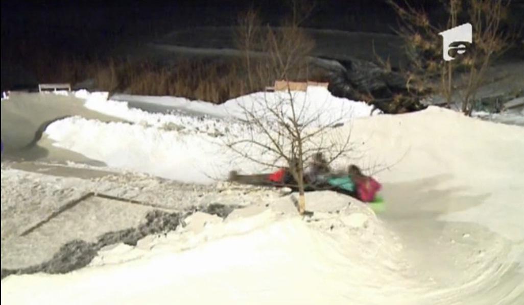 Avantajul zăpezii &icirc;n exces: Derdeluş &icirc;n curtea casei