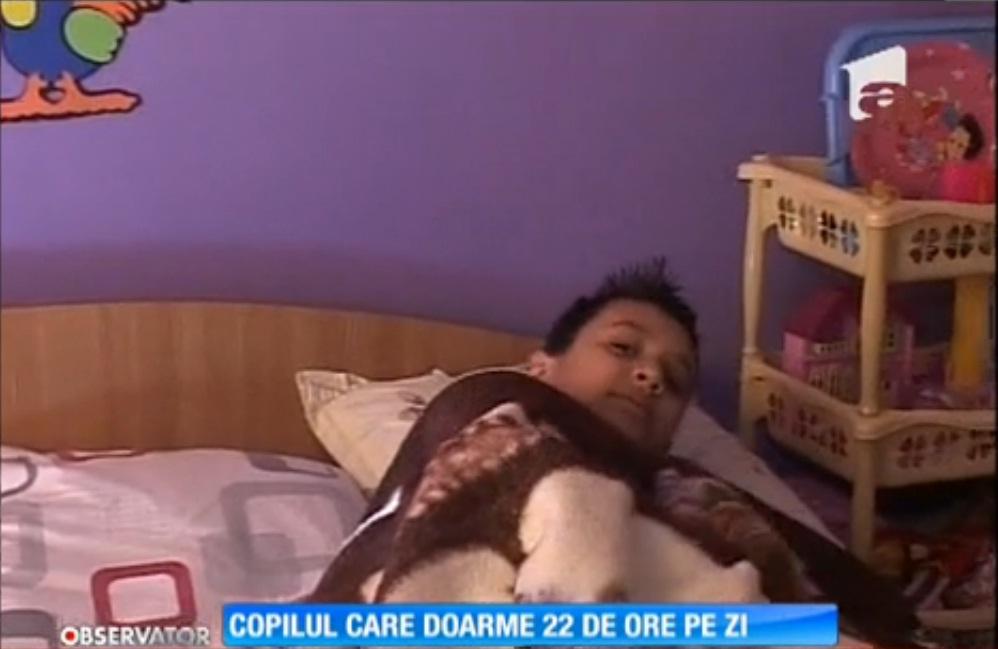 Un copil doarme 22 de ore pe zi, din cauza unei boli