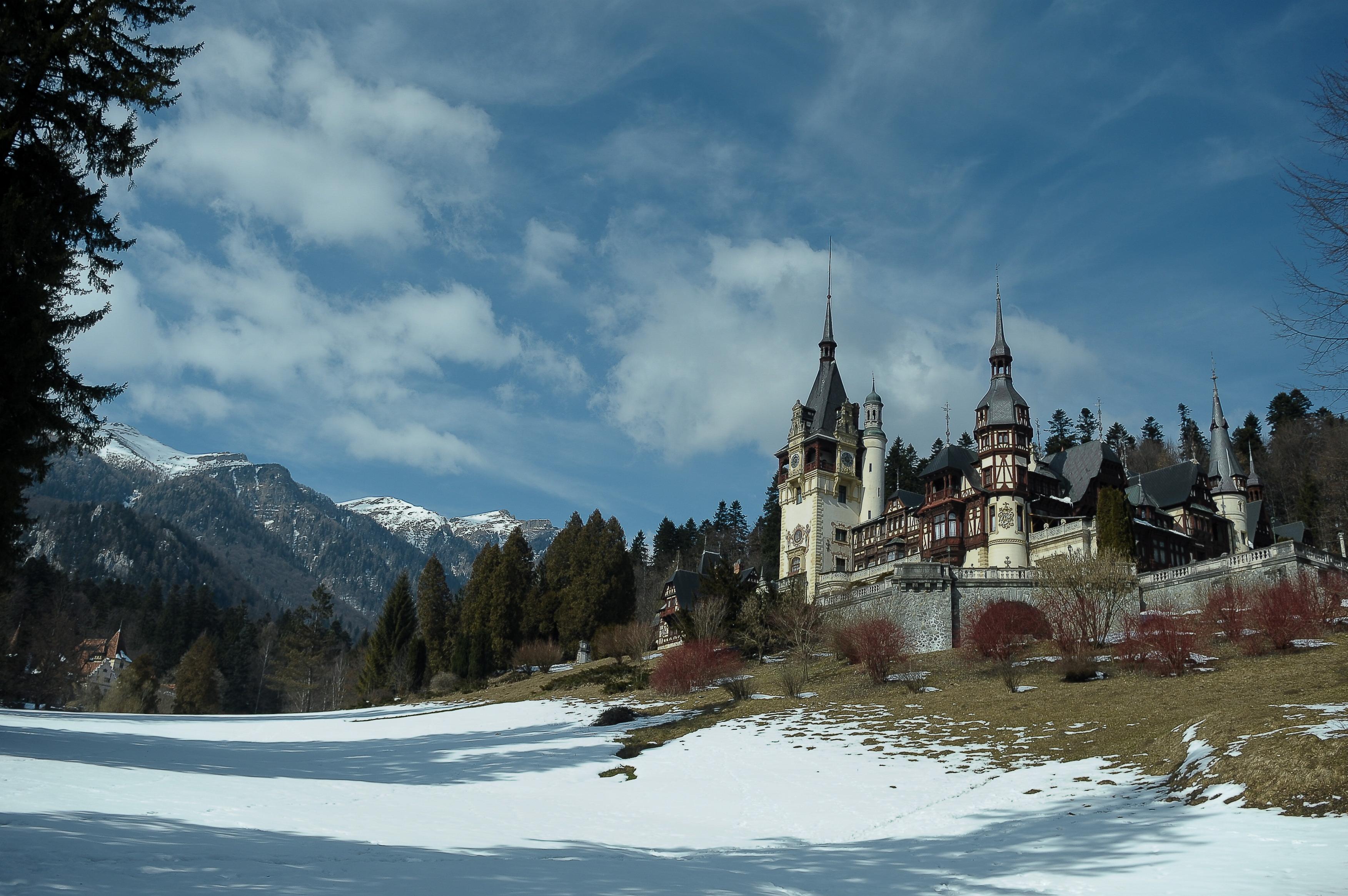 Se &icirc;nt&acirc;mplă ceva? Blestemul castelelor rom&acirc;neşti