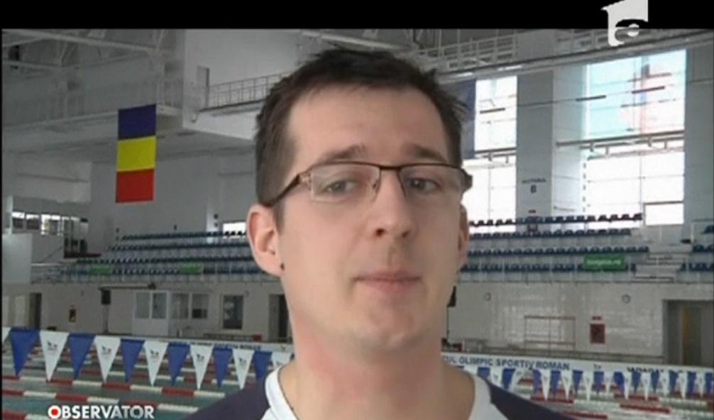 Un sportiv rom&acirc;n &icirc;noată 24 de ore pentru o cauză nobilă