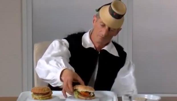 Oameni din mai multe ţări măn&acirc;ncă pentru prima dată un burger: Iată cum reacţionează rom&acirc;nii!