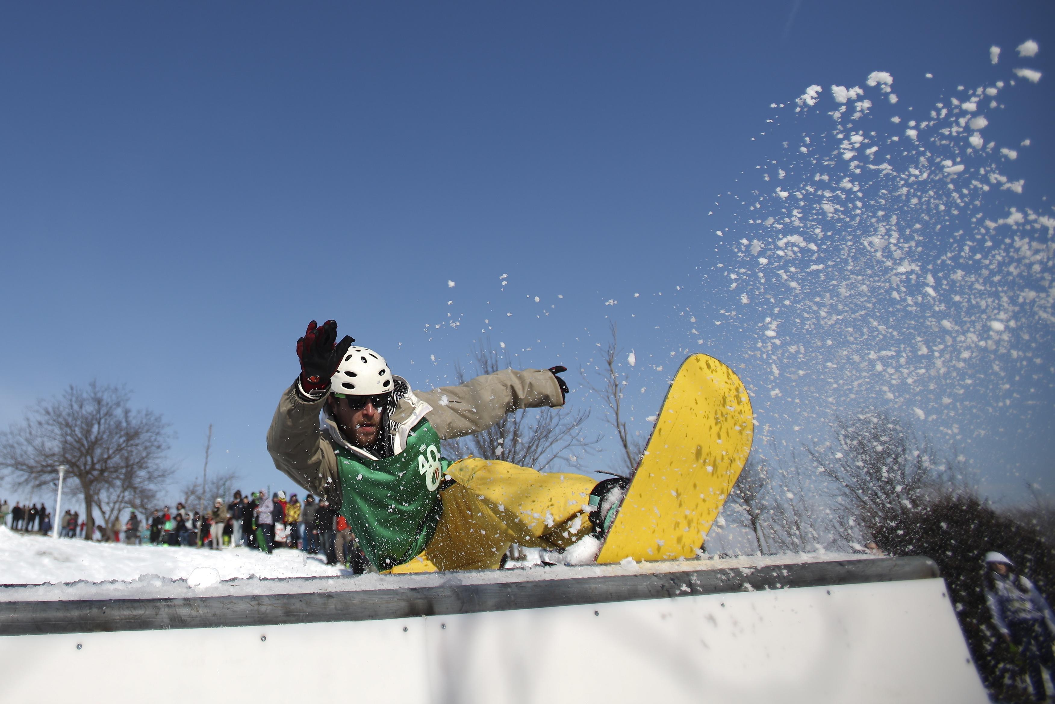Avalanşă de turişti pe p&acirc;rtii