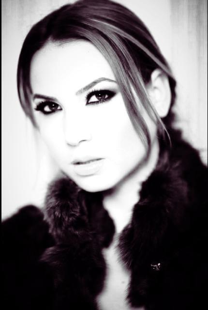 Burlacul ar fi invidios pe c&acirc;t de sexy e! O aşa privire pătrunzătoare...