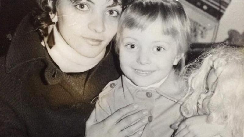 Micuța Delia, alături de mama ei