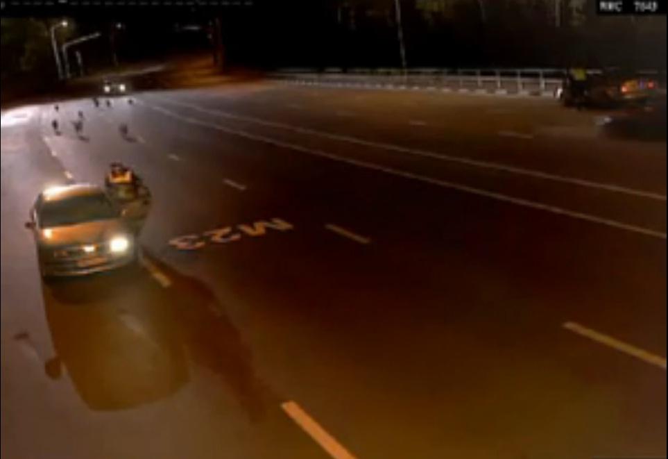 VIDEO! S-a ascuns &icirc;n mașina unui suspect, de teama maidanezilor