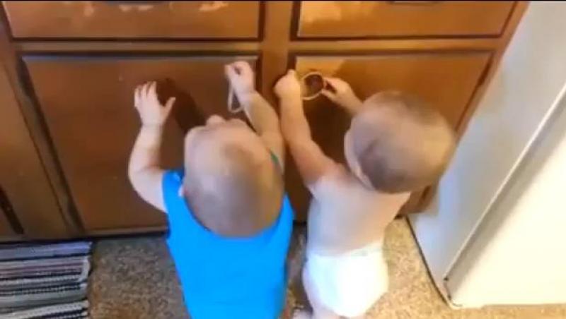 VIDEO! Gemenii care nu au nevoie de jucării: Uite ce îi face să râdă în hohote!