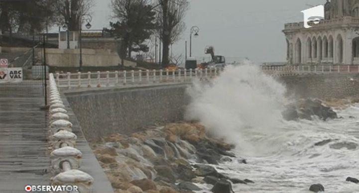 V&acirc;ntul &icirc;nchide porturile la Marea Neagră