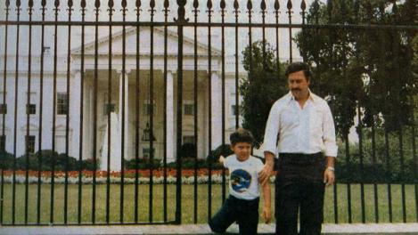 FOTO DE COLECŢIE! Asta înseamnă aroganţă: Pablo Escobar, poză în faţa Casei Albe