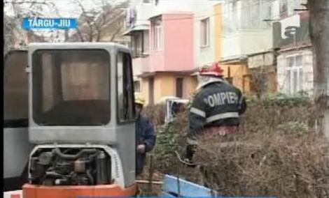 Dorel loveşte din nou! Câţiva muncitori au spart o conductă de gaze, lângă un bloc din Târgu-Jiu