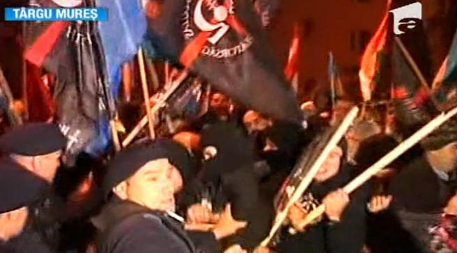 Peste 3000 de rom&acirc;ni de origine maghiară au protestat la T&acirc;rgu Mureş