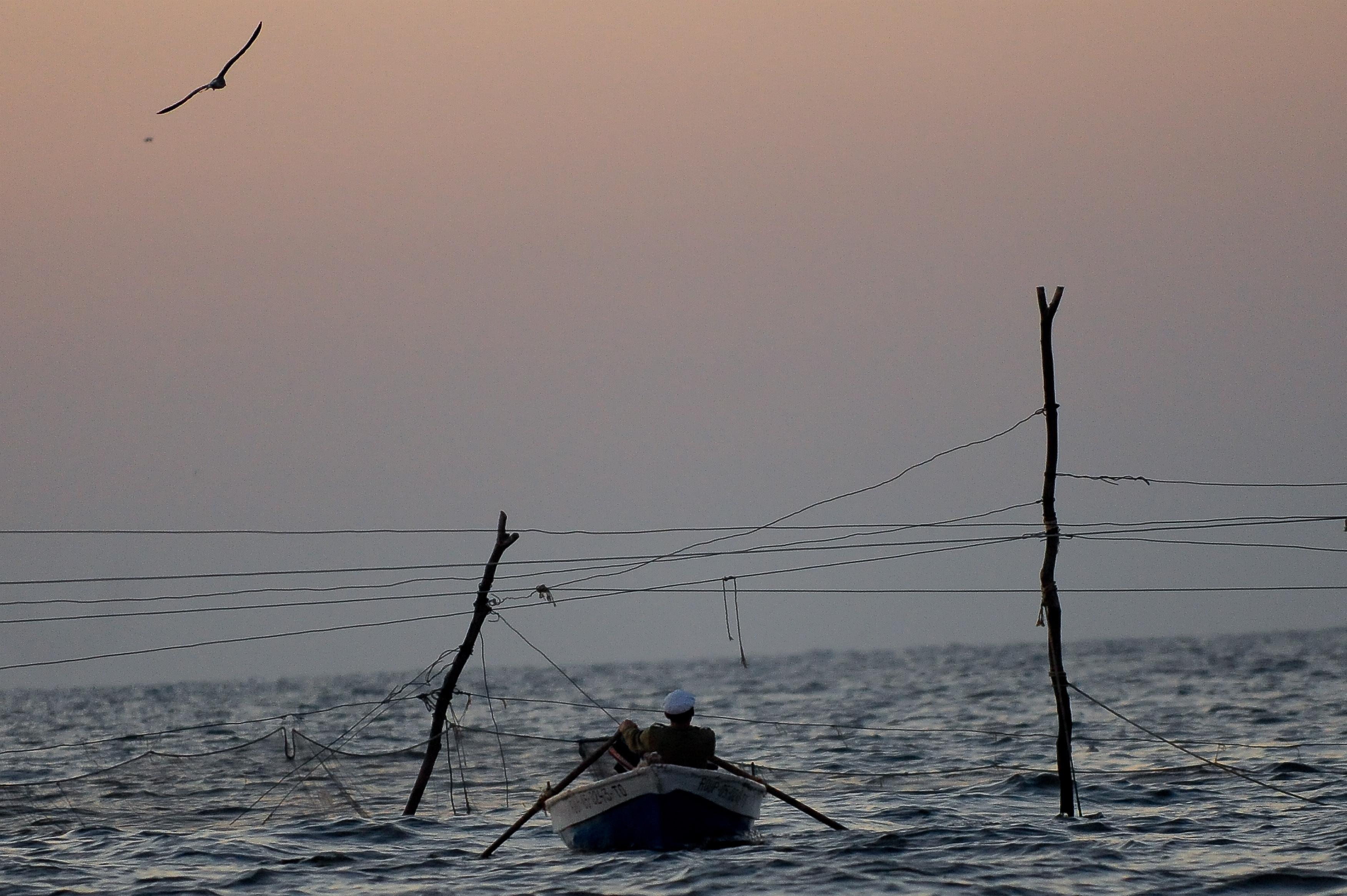 Unii şoferi din Constanţa &icirc;şi spală maşinile gratis, la malul mării