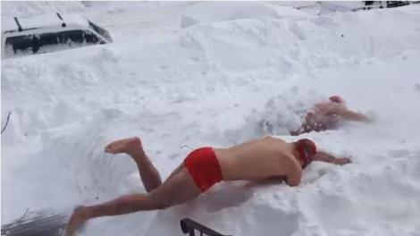 VIDEO! Doi tineri temerari înoată în zăpadă