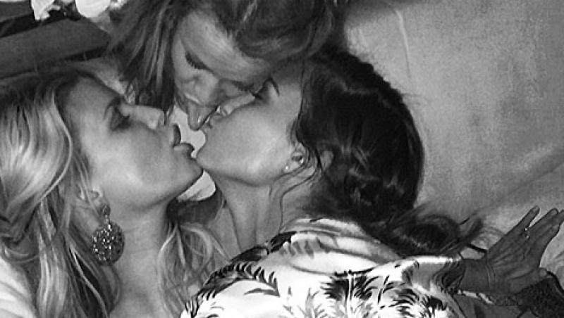 FOTO! Jessica Simpson, protagonista unui sărut fierbinte în trei