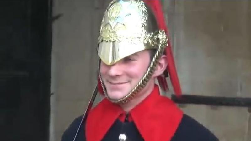 Idolul turiştilor: La făcut să râdă pe un membru al gărzii regale din Londra