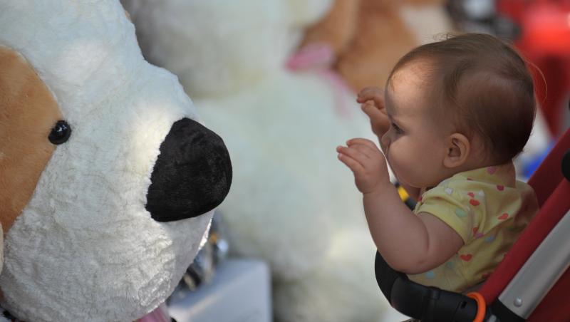 Adorabili! Doi copii care mănâncă și cad (VIDEO)