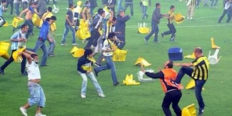 Bourceanu, martor la război! Fanii au făcut prăpăd la Trabzonspor-Fenerbahce