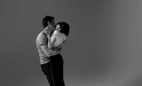 VIDEO: Apropierea tresaltă suflete! Reacţiile mai multor tineri atunci când sărută un necunoscut