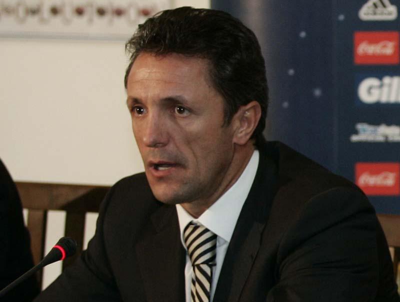 &Icirc;n plină campanie pentru str&acirc;ngerea de semnături, Gică Popescu refuză graţierea