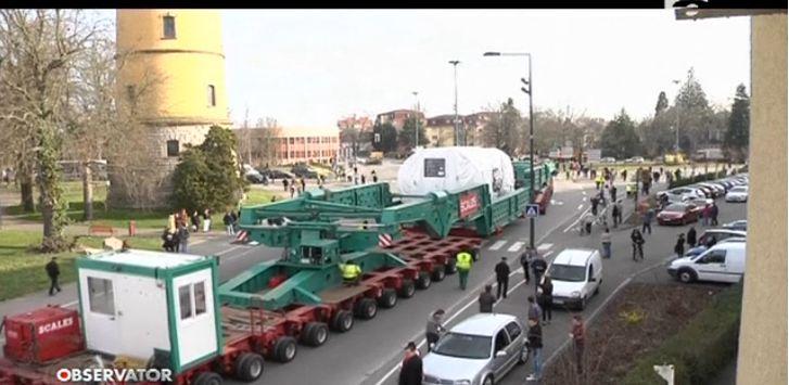 Un convoi de lungimea unui teren de fotbal străbate şoselele Franţei