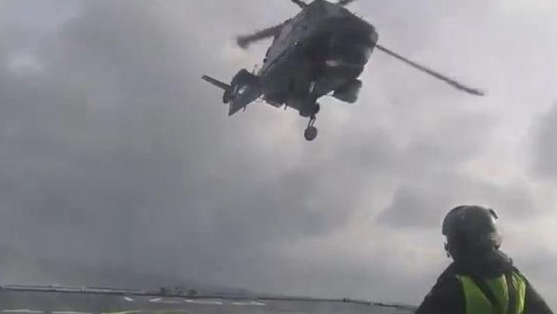 VIDEO! Lecţie de pilotaj: A aterizat cu elicopterul pe o navă care le legăna