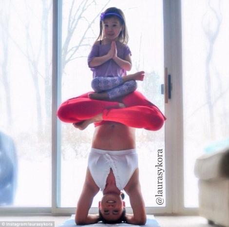 Fotografiile acestea îţi vor colora ziua! O fetiţă de doar trei ani practică Yoga alături de mama sa