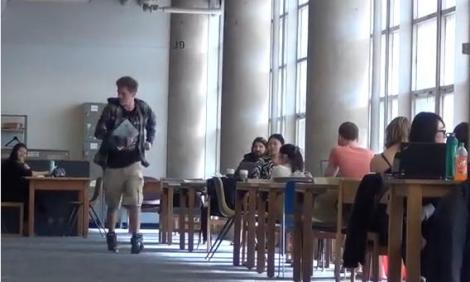 Studenţi stresaţi de examene, victimele unei farse la bibliotecă