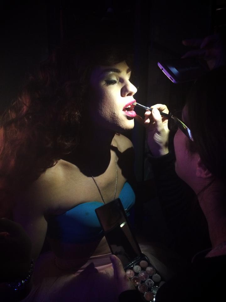 Ai idee cine e diva din imagine? &Icirc;ţi dăm un indiciu: e printre cei mai doriţi bărbaţi din Rom&acirc;nia