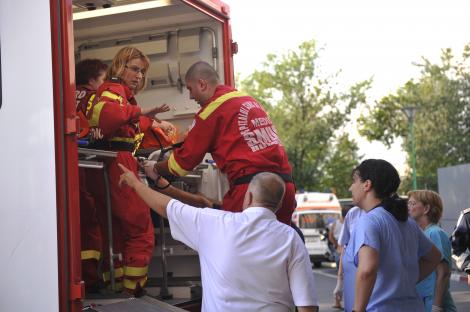 O ambulanţă în misiune a lovit în plin o dubă, pe o şosea din judeţul Cluj