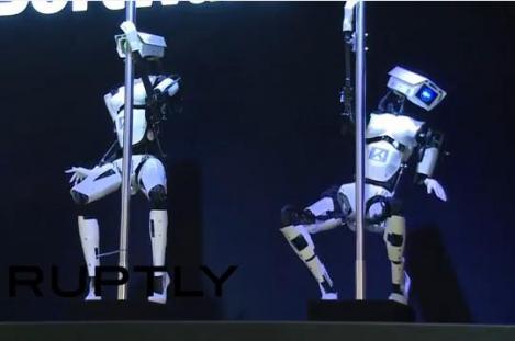 VIDEO! Au ritmul în cipuri: Doi roboţi, maeştri în dansul la bară