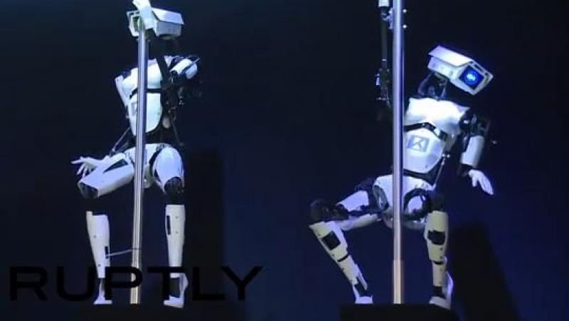 VIDEO! Au ritmul în cipuri: Doi roboţi, maeştri în dansul la bară