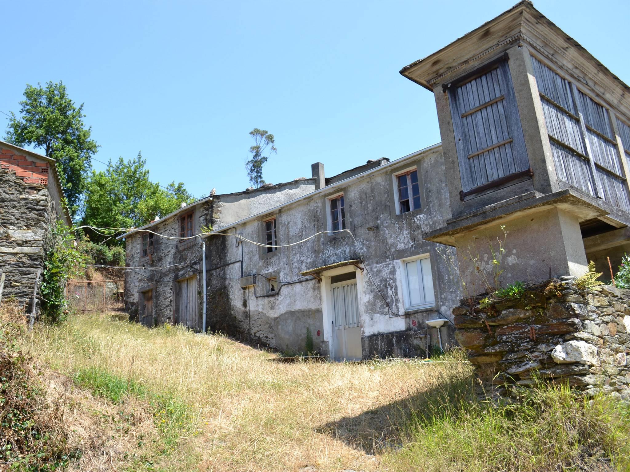 Sate de v&acirc;nzare la preţul unui apartament &icirc;n Bucureşti. Unde se &icirc;nt&acirc;mplă asta