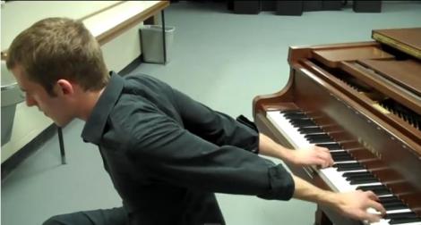 VIDEO! Peformanţă incredibilă: Cântă la pian cu mâinile la spate