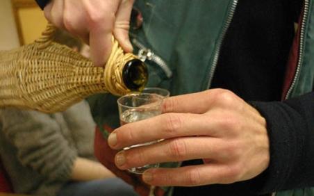 ŢUICA DE PRUNE i-a uimit pe americani! Iată ce calităţi terapeutice are băutura rom&acirc;nească