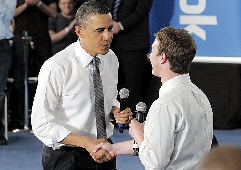 Mustrare la nivel &icirc;nalt! Mark Zuckerberg &icirc;l ceartă pe Barack Obama