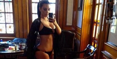 FOTO! Kim Kardashian, sexy într-un costum de baie muuult prea mic pentru bustul său generos