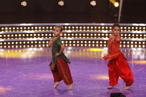 "Zeițele dansului” au opt ani și se pricep la matematică, dar extrag radicalii din dansul indian