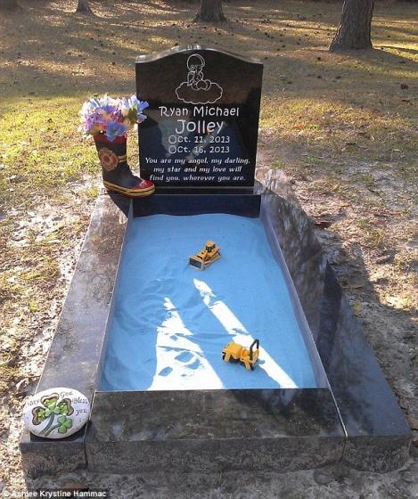 A făcut loc de joacă pe mormântul fiului decedat pentru ca frățiorul să-l "simtă"